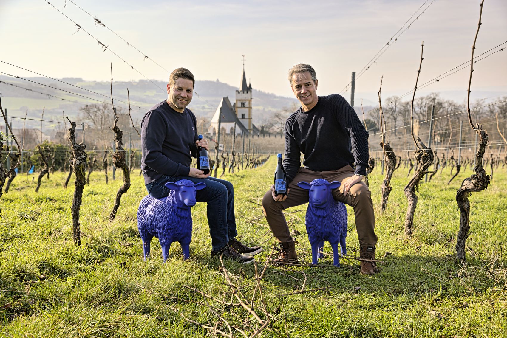 Das Blauschaf-Team im Weinberg, mit den blauen Schaf-Skulpturen